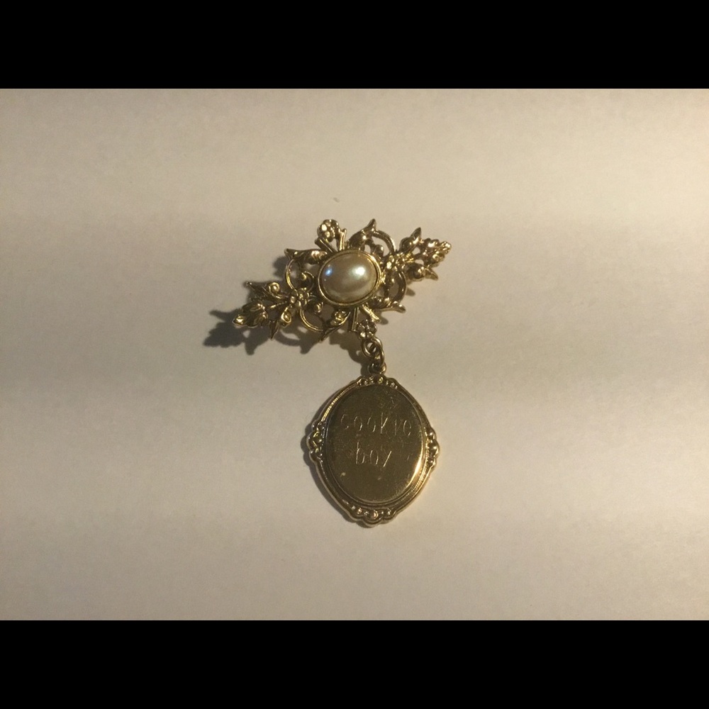 AUCTION PRICE👩🏻‍⚖️ Engraved Vintage Brooch